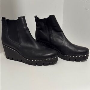 Gabor black leather heeled Chelsea boots